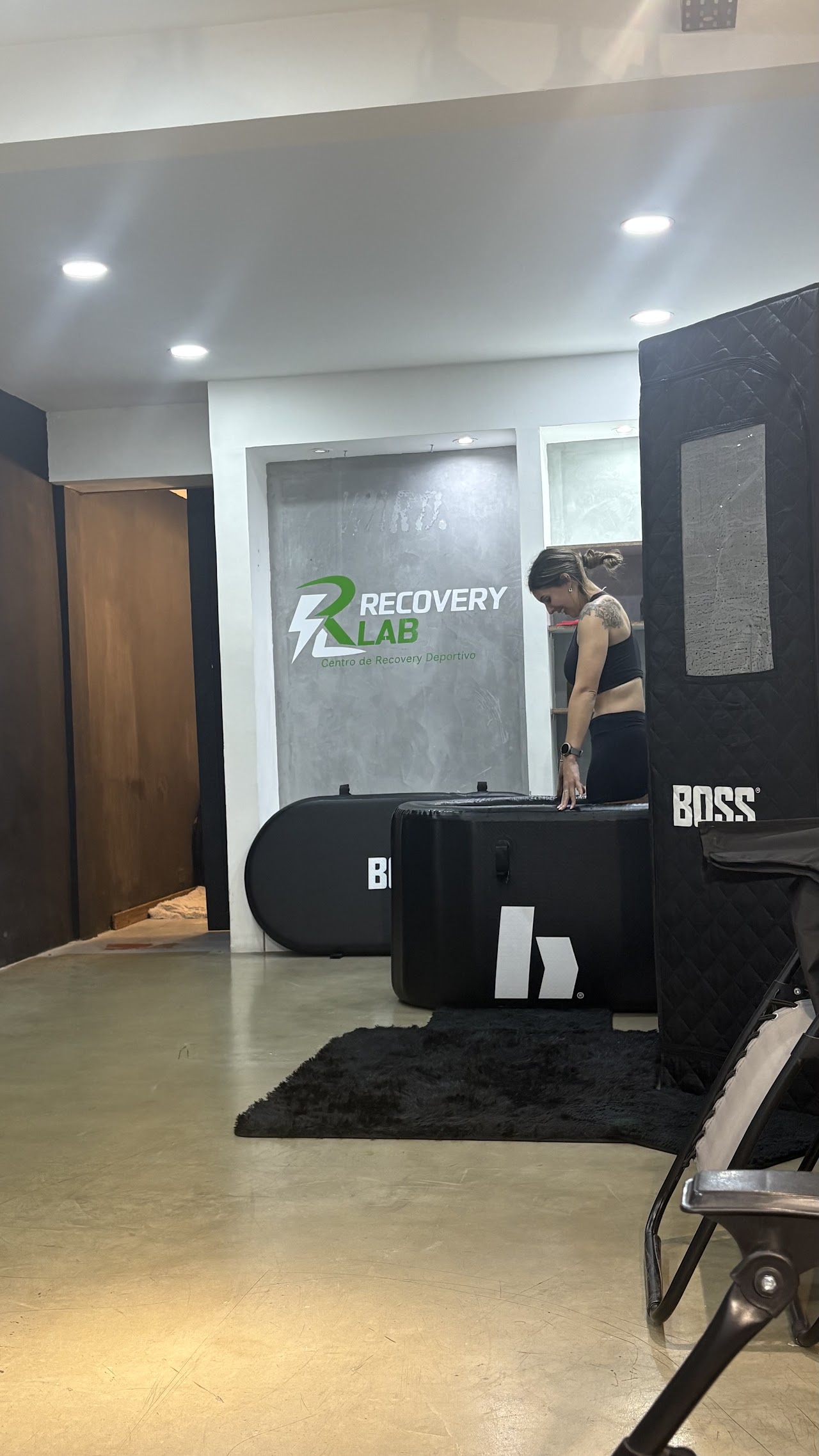 Instalaciones de Recovery LAB Castelar con piletas de crioterapia y área de relajación deportiva