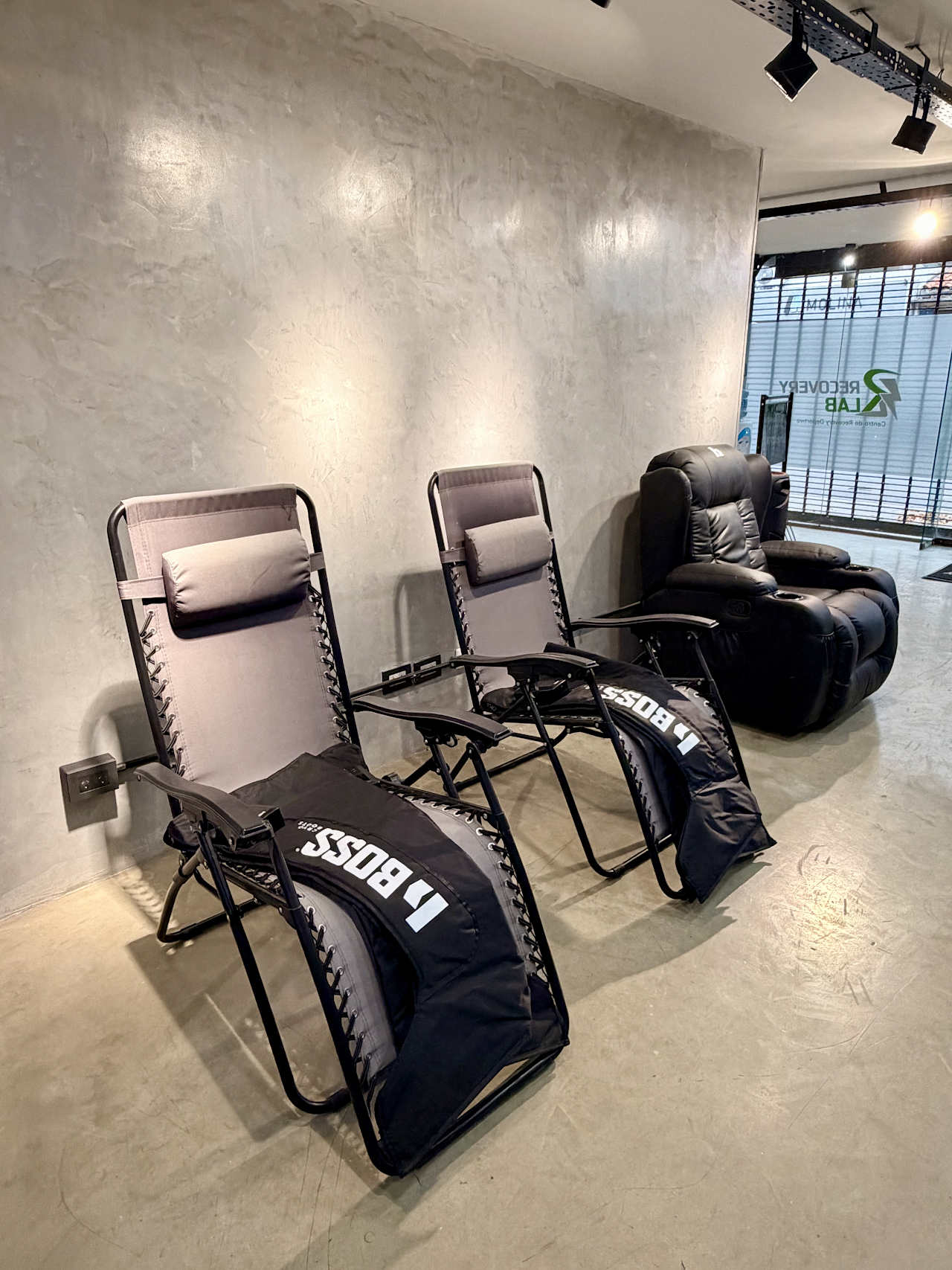 Atleta descansando con botas de presoterapia en Recovery LAB